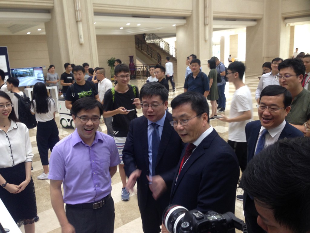 阳德青向领导介绍足球即时科研成果