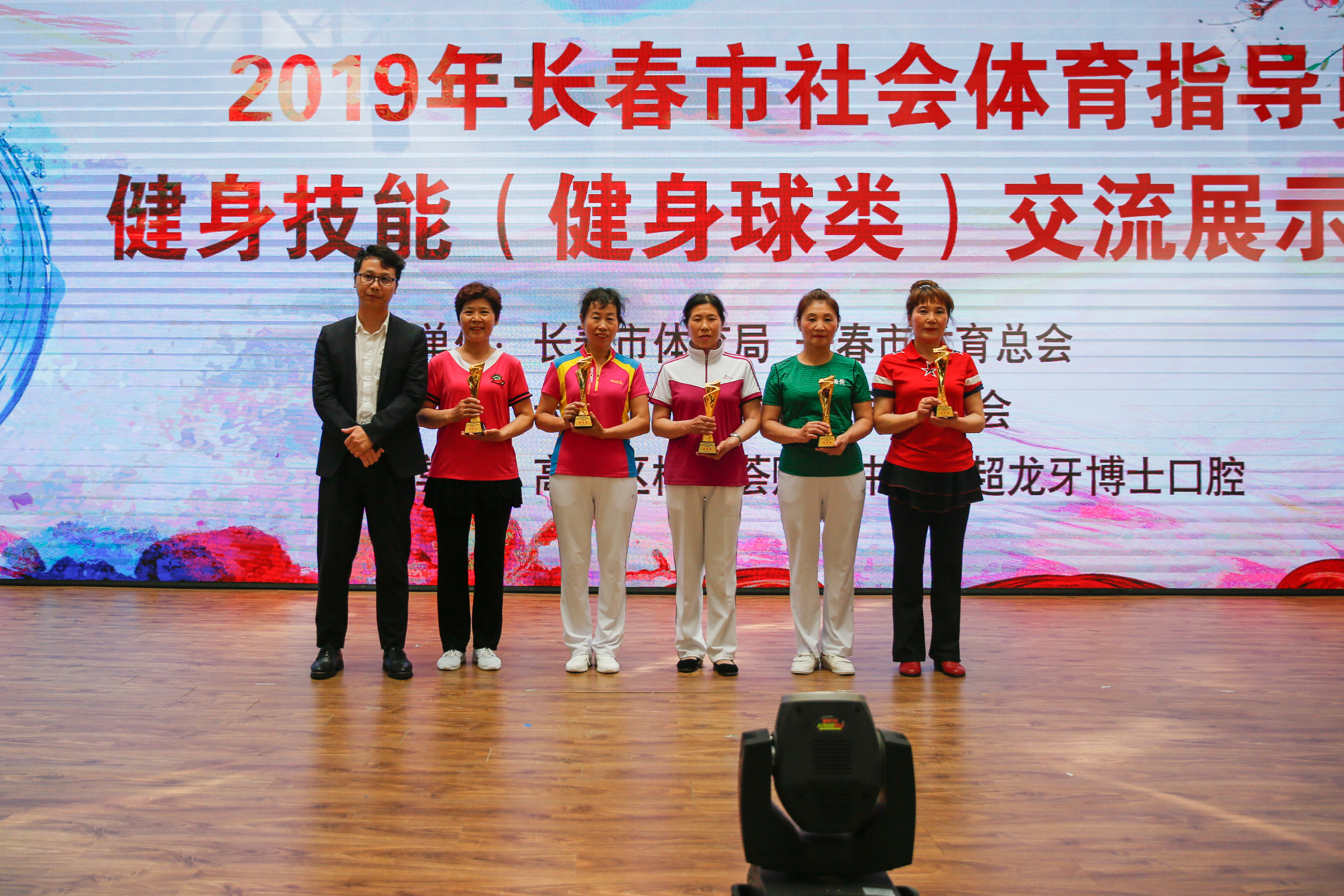 超龙牙博士口腔运营院长 刘宏炜为获得集体规定项目优秀奖的队伍颁奖.jpg